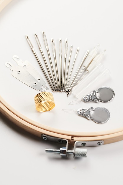 narzędzia do haftu: igły, nici