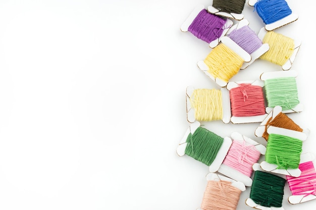 haftowane wzory na tkaninie